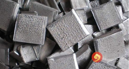 5月期鎳連續(xù)第三個月下跌，周四觸及去年6月來最低水準(zhǔn)每噸8,810美元，今年迄今下跌12%，是跌幅最大的主要基本金屬。